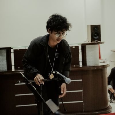 cuma tukang nge-set mic sama muter muter tombol mixer