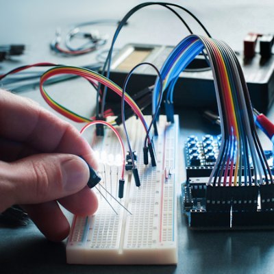 Accede a toda clase de tutoriales, proyectos, cursos online, esquemas, vídeos... relacionados con Arduino y ESP32