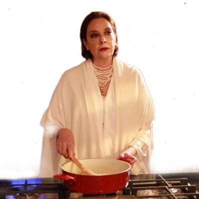 Sra. sevillana de 1800 criada en Mardin. Muy de shippeos, troleos, radiopatios, croquetas y jamón. Mis nietos: #HülKer #ReyMir #NefTah #AsFer #CihAl