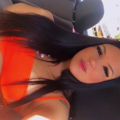 carolznhaxx's profile picture. 