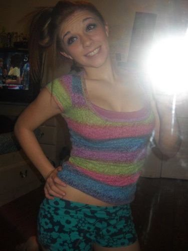 follooww me - i follow backk (; i know how to get down and partyy ;D i love to laugh so get to the jokess , i tweet alot of random shit.