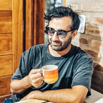 Pablopiecke's profile picture. Futuro profe y Lic en artes. Escritor y lector.
Hablo desde Sanderson, hasta de series o pelis de superhéroes. Obviamente, con mates o un café de por medio.