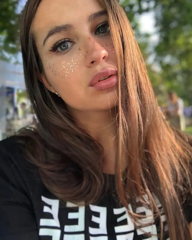 AzariaBern75082's profile picture. an artist in himself....