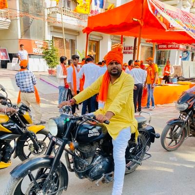 तेरा वैभव अमर रहे माँ,हम दिन चार रहे या ना रहे||
जहाँ रहेगा वहीं रौशनी लुटाएगा,
किसी चराग़ का अपना मकाँ नहीं होता।
|| शोधार्थी ||