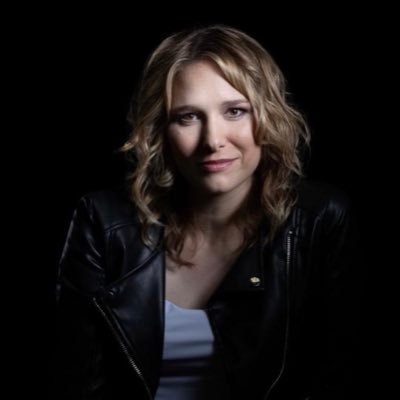 Novinářka, moderátorka (@CzechTV a @sportcz) pedagožka @FSV_UK, předsedkyně Etické komise @KNovinaru , patronka dětí vězněných rodičů ve spolku Žlutá stužka