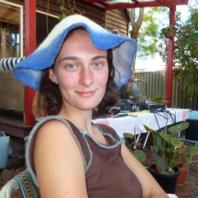 lottiesutton_'s profile picture. 