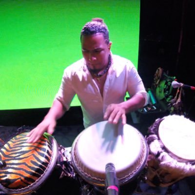 percusionista cartagenero, apasionado por sus tambores y su musica que hace al ejecutar.