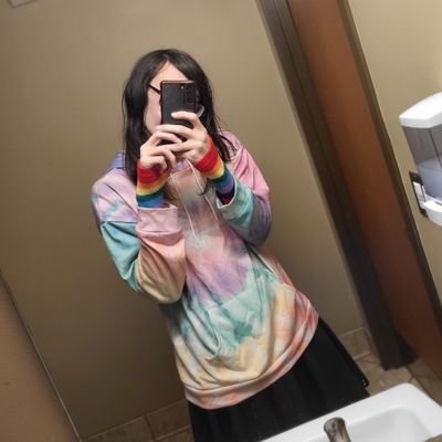Computer Science nerd. Graduate. 23 years old. Love meeting new people! Cross Dressing is a passion of mine. DMs open