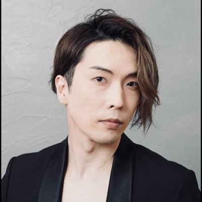 俳優・ダンサー■出演・ミュージカル『ベートーヴェン』・真風涼帆 1st concert『unknown』 ■VR活動→インスタhttps://t.co/U0JsTHrzhz ■グッズhttps://t.co/ysqdjqdLAI ■LINEスタンプhttps://t.co/rBFF9xMeuv