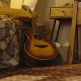 Jungkooks guitar in the Dynamite mv 🎸