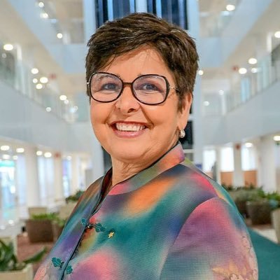 Deputada Estadual por Goiás, presidenta do Sintego, pedagoga, mãe do Gustavo e uma vida dedicada à Educação.