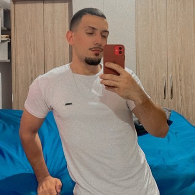 _Roveaa's profile picture. 23y. Cursando Ed. Fisica “o importante é Fazer merda para adubar a vida🙂”