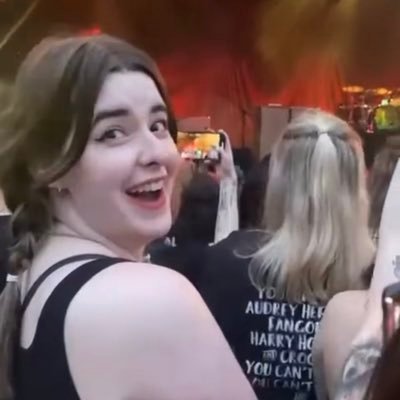 itsryanngee's profile picture. i’m the kind of human wreckage that you love