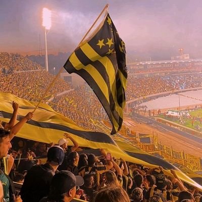 A la izquierda late el corazón dicen por ahí.
Peñarol y la vela como toda persona de bien.