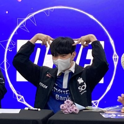 damft_25's profile picture. 내 남자들에겐 ‘덕담’만 해주는 사람… #덕담