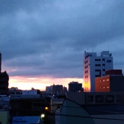 頭が固く目は血眼、大口で舌は二枚、首は長く喉からは手が出ている、よく肩を落とし胸が騒ぐ、腕は鳴るし手は早い、腹が黒くて臍は曲がりの腸は煮えくり返り腰は浮いている、足は棒で尻には火がついている、化け物
顔も耳も肩も胸も手も貸してくれる、怪物
明日ありと思う心の仇桜