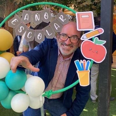 Director Educación Municipal #Huechuraba 🇨🇱. Profesor Dedicado a la gestión escolar. Me gusta escribir, la genealogía y andar en bicicleta 🚴 🍀buena suerte!
