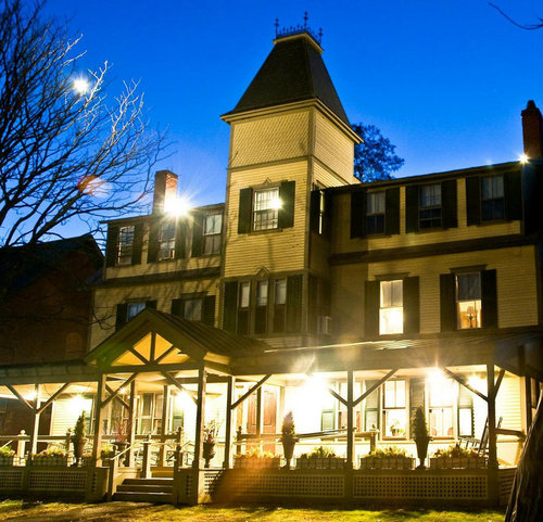 The Norwich Inn is a full service inn 1.5 miles from Dartmouth College. Offering 38 guest rooms, Pub & Microbrewery featuring hand-crafted English Ales.