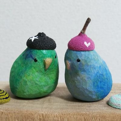 2羽のマメルリハインコと暮らすfukuoとharukoによる木彫りユニット。木くずを詰めたフェルト小物は @harusaciro に統合します🙇
委託先情報はリンクへ🔽
アカウントは共有で、それぞれ担当した作品をアップしています。