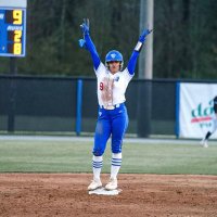 c-nadz (@chloenadler) 's Twitter Profile