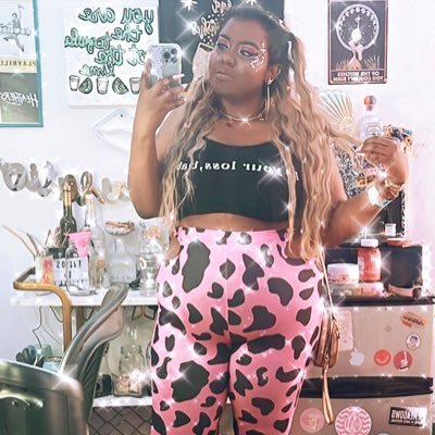 don’t trust the b**** in the LES│♉️│📍TPA✈️NYC | 🇿🇲 🇪🇨 ✡︎ | she/her | 🌸💜🦋 🏳️🌈 | 🌹