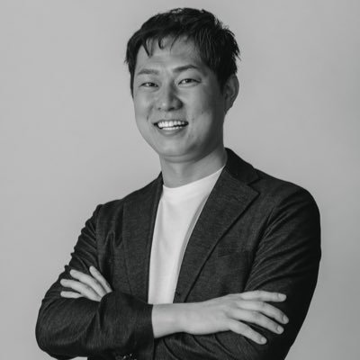 顔認証IDプラットフォームベンチャーの戦略企画室長兼クリエイティブディレクター\点、面、星を創造\コンセプト設計、まちづくりが得意\人生の大半をまちづくりにかける \1%に刺さる企画しか練れない\『まるく、尖る。』で世の中の温度を1度あげるが目標!ちょっとクスッと笑えるポストを心がけてます