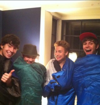 itsalovestory3's profile picture. i write @burnham (& @dwearn93) love stories! tweet me if you want one! go follow my persinal (@lovingburnhamx) :D