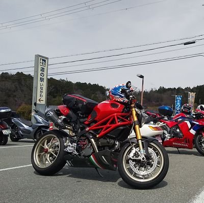 monmon_M1100S's profile picture. よく余野周辺を走ってる盆栽ライダーです
ソロツーもマスツーもキャンツーも大好き
ウェアはクシタニ派
ヘルメットはSUOMY派
2気筒好き
Ape50DX➡️ホーネット250➡️W800➡️モンスター821➡️959Panigale(廃車)➡️モンスター1100S&NSR50＆998
ドゥカティ DUCATI