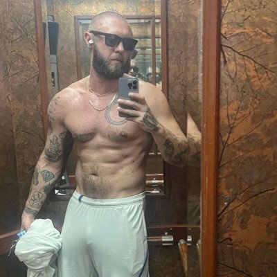 Hung muscle daddy, dominant, kinky, 191cm tall (6’3), stoner, best throat destroyer 2023, 2024 and 2025.