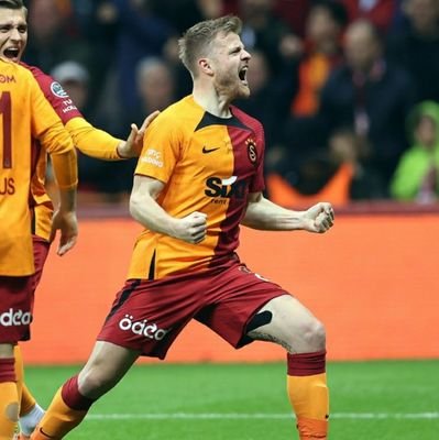 Galatasaraylılar ölür Galatasaraylılık ölmez Başarılar gelir geçer asaletin bize yeter...