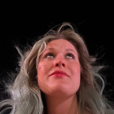 abigaildmailhot's profile picture. big reader | unh law | she/her