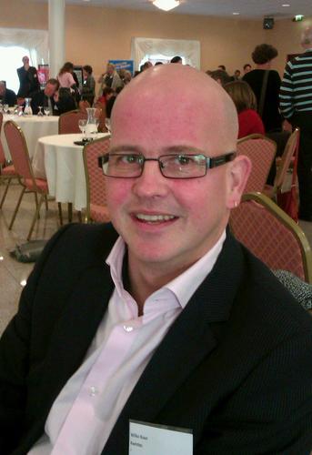 Directeur-bestuurder Tom in de buurt