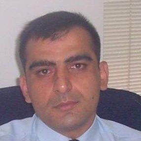 Gamına gamlanıp olma mahzun.
Demine demlenip olma mağrur.
Ne dem bâkî ne gam bâkî, yâ hû.