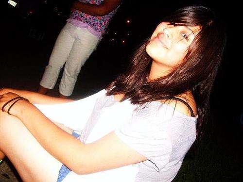 im nice :) 17 and i love to compose music and lyrics :) 
follow me and i'll for sure follow back all you cuties :)