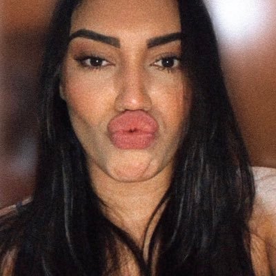 sarah_vit's profile picture. tentando ser misteriosa e falhando em cada tweet