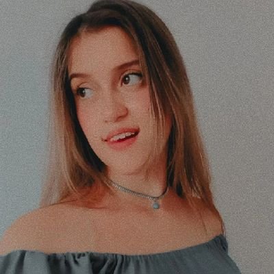 Escribo historias que te harán enamorar, pecar, o hasta dormir con la luz encendida. ¿Te atreves a unirte a mi mundo? 🔮 | IG: nickyy.white/Wattpad: NickWhite05