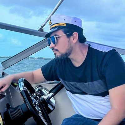 Ingeniero en Redes. Hablo y escribo de tecnología (la mayoría del tiempo). Escribo un blog. Intento de diseñador.