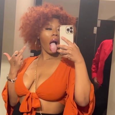 📷: Albino.Rose 👻:Whitecoca Like Damn she in ha Mood 🖕🏽😜