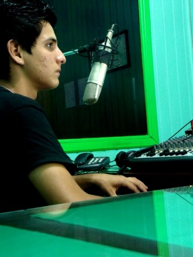 ... 18 anos , locutor da radio @tropical_fm e apaixonado por futebol.... [ uma pessoa normal !Rs ]