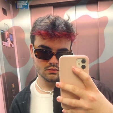 good4dejavu's profile picture. probably listening to all too well 🧣