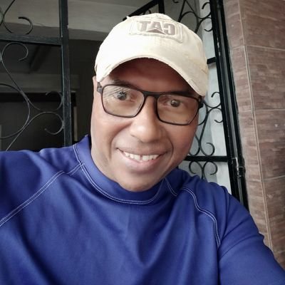 Venezolano de corazón y nacimiento orgulloso de poder decir mi país es hermoso y estoy seguro que pronto lo vamos a recuperar y hacerlo grande.