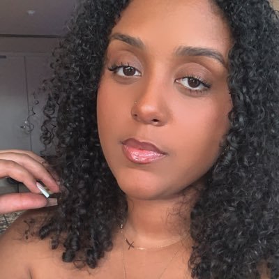 LoveeClaudia's profile picture. I’m just here to talk to myself 🥸.                🇦🇴🇨🇻