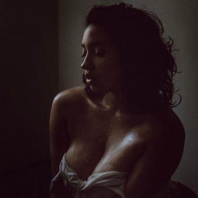 Luxe Liberation for the Modern Empowered Woman Award winning Editorial Boudoir Photographer // Self Love Activist 🖤