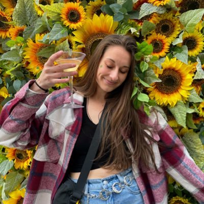 👑 • festival child 🎡🤸🏼♀️ • a Rezz enthusiast 👽🖖🏼• a sleepy girl• just being true to myself ✨