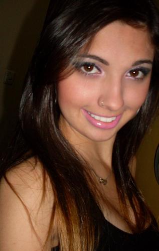 Leonina, 18 anos, estudante de Turismo, determinada, sonhadora, chocolatra e que valoriza a familia e os amigos SEMPRE :)
