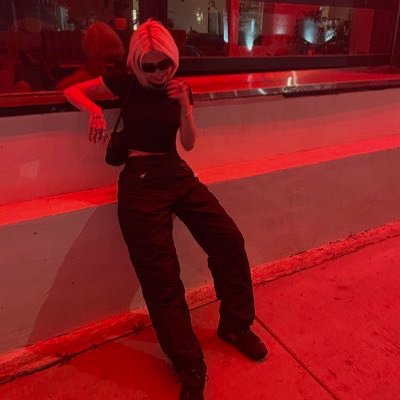 hernameiskarenn's profile picture. long beach/los angeles • wardrobe IG: moonlightmamiii