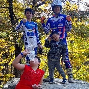 全日本トライアルでは、国際Ａ級を走るジン君のサポート🤩

そして黒山レーシングのメカニック見習い中です😛

トライアルの事から、普段の何気ない事まで…つぶやくぞっ🤗

ユウチューブの方も…宜しくお願いします。