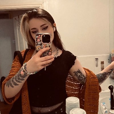 lorna_tilch's profile picture. just a lil weirdo 🦝 | QA for @wushustudios 🧡 | apexredditor = OSRS |
