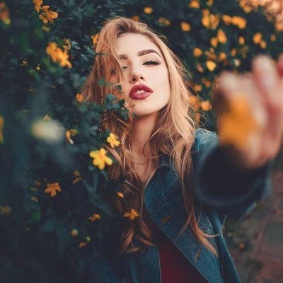 يا عمري خُذْ للحبيبِ رسالةً فعسى يرى بينَ السطورِ الأدمُعَا .. بَلِّغْهُ أَنِّي في الغرامِ متيّمٌ والقلبُ من حرِّ الفراقِ تَصَدَّعَا ?