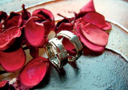 Wij zijn een dynamisch juweliers bedrijf gevestigd in hartje Groningen. Naast de verkoop van sieraden en horloges ontwerpen en vervaardigen wij unieke juwelen.